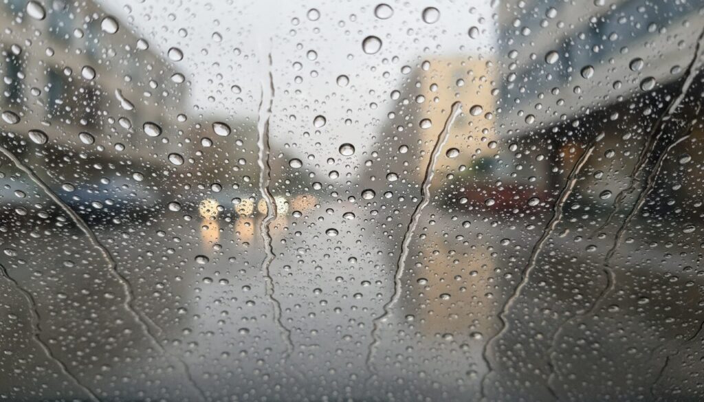 découvrez pourquoi les gouttes de pluie laissent parfois des traces sur votre pare-brise et comment les éviter pour une meilleure visibilité lors de la conduite.