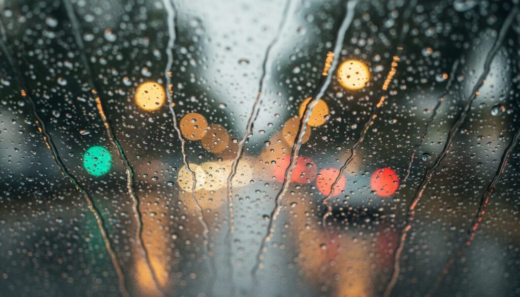 découvrez pourquoi les gouttes de pluie laissent parfois des traces sur le pare-brise et comment les éviter pour une meilleure visibilité au volant.