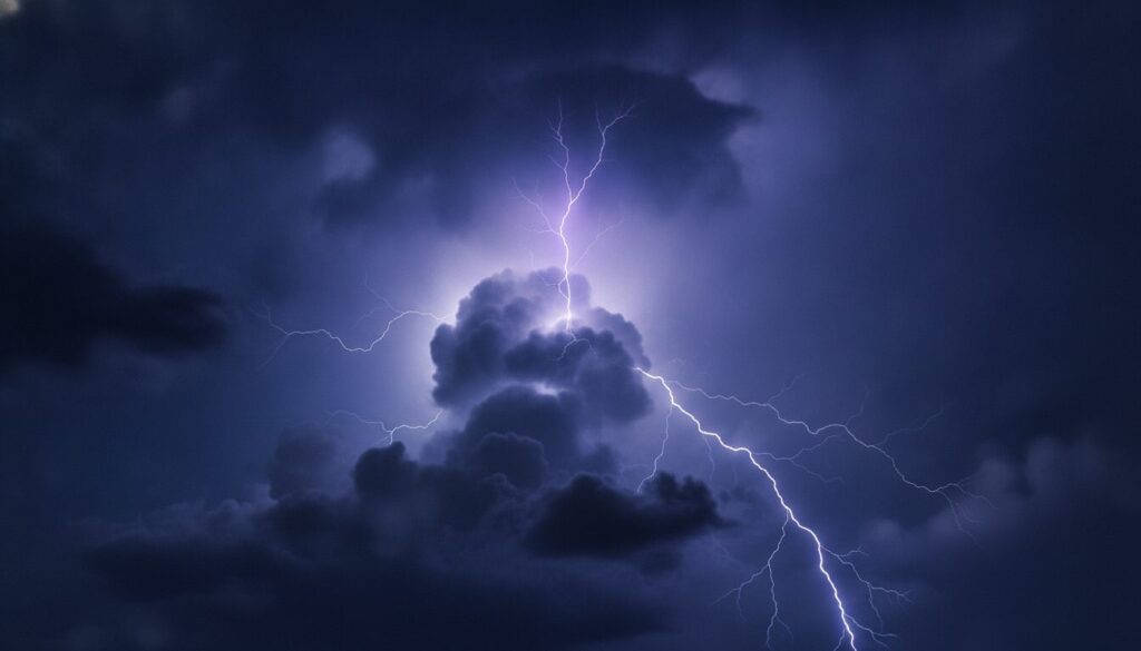 découvrez comment se forme le bref éclair violet observable après certains orages violents, un phénomène atmosphérique rare et spectaculaire.